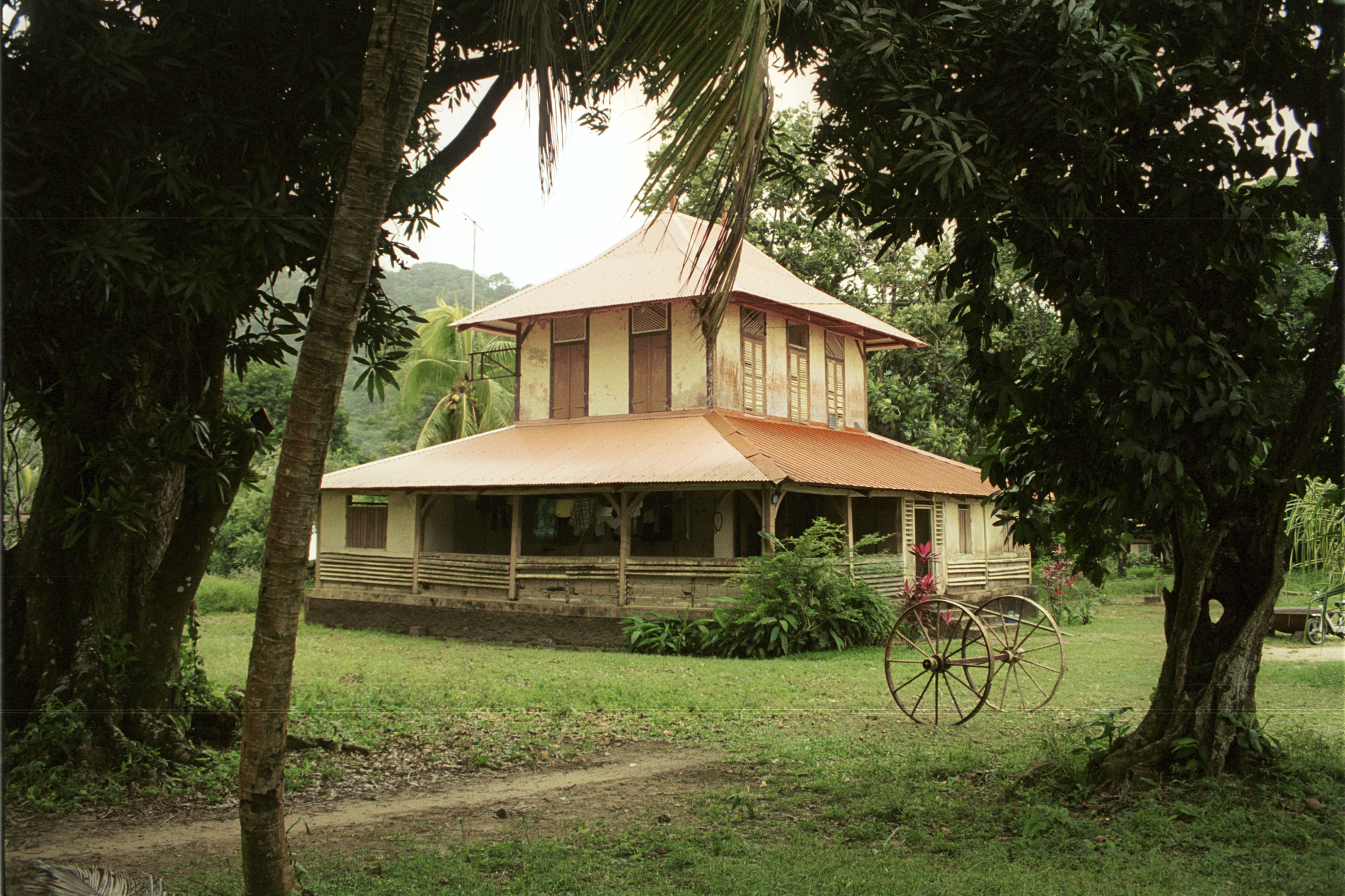 Vue de l'angle de la maison depuis l'allée des cocotiers, état en 2001