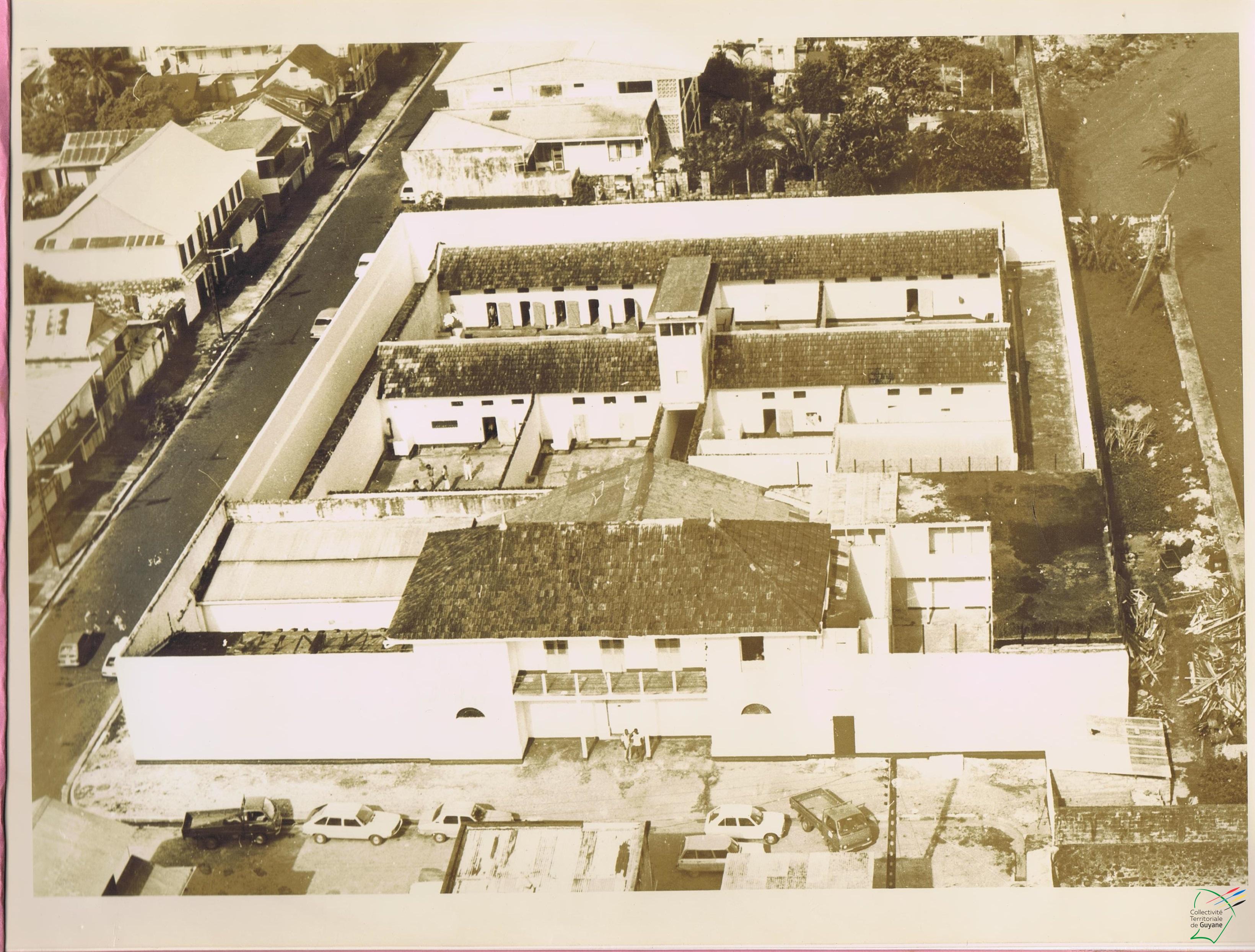 Vue aérienne de la prison depuis l'est en 1983